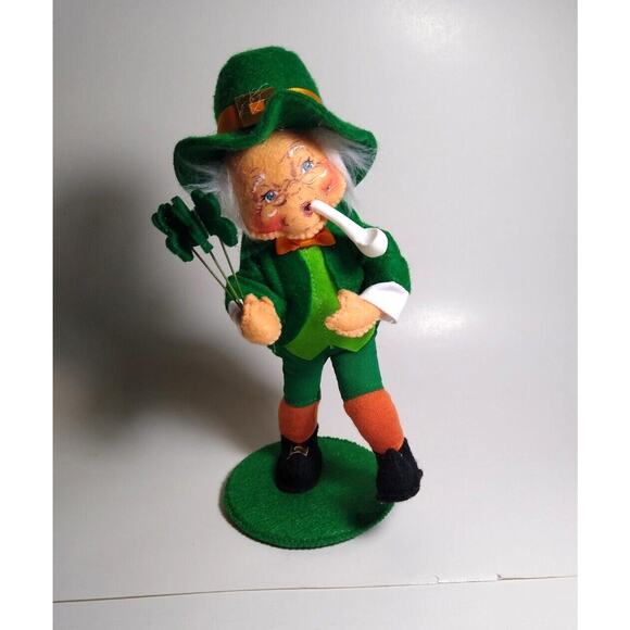 ANNALEE St Patrick's Day Irish Leprechaun Holds Shamrocks Smokes Pipe Vintage - Picture 2 of 6
